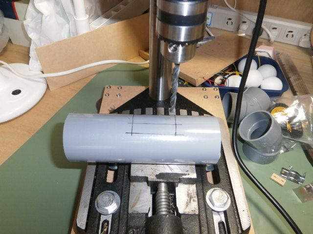 電動ドリルで塩ビパイプに穴をあけてMDF材を使った自作卓球マシンの製作