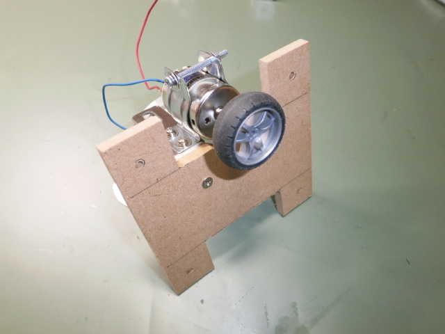 MDF材にマブチモーターを取り付けた自作卓球マシンの製作